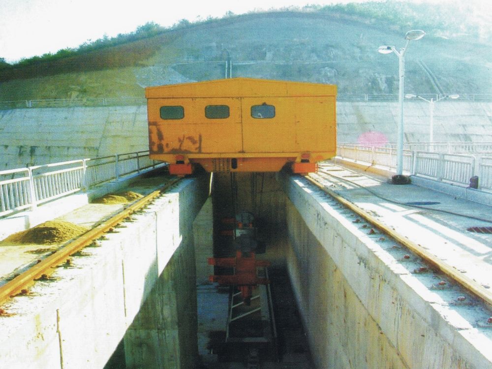 ?QT2×400KN單向臺(tái)車式啟閉機(jī)