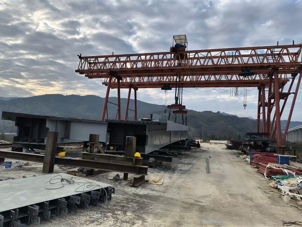 河南路橋起重機(jī)租賃、提梁機(jī)、龍門(mén)吊租賃工程服務(wù)