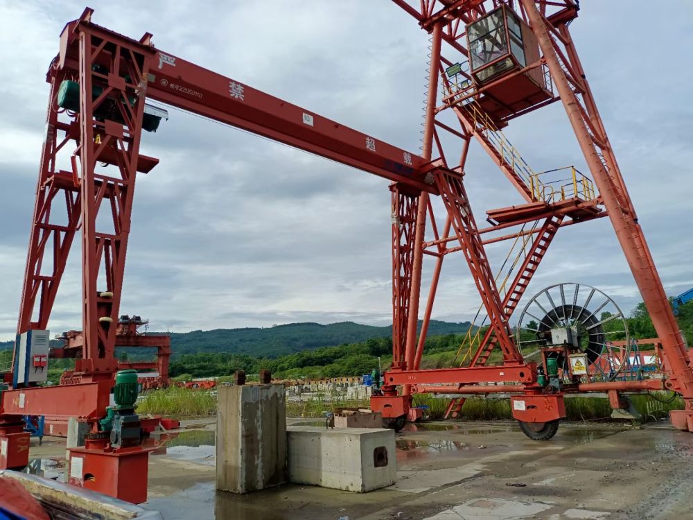 輪胎式電動(dòng)單梁門式起重機(jī)、工程龍門吊生產(chǎn)廠家、價(jià)格報(bào)價(jià)單