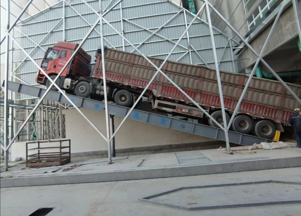 河南愛信后翻式液壓卸車平臺、液壓翻板機、卸車設備廠家、價格