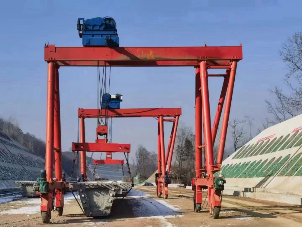 廣東提梁機、移梁機、輪胎式自行走門式起重機