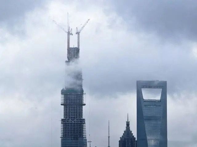 離地面400米的塔吊，操作員是如何爬上去的？