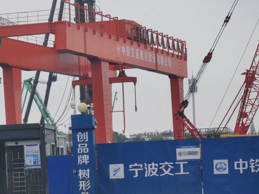地鐵出渣機、雙梁門式起重機、龍門吊出渣機