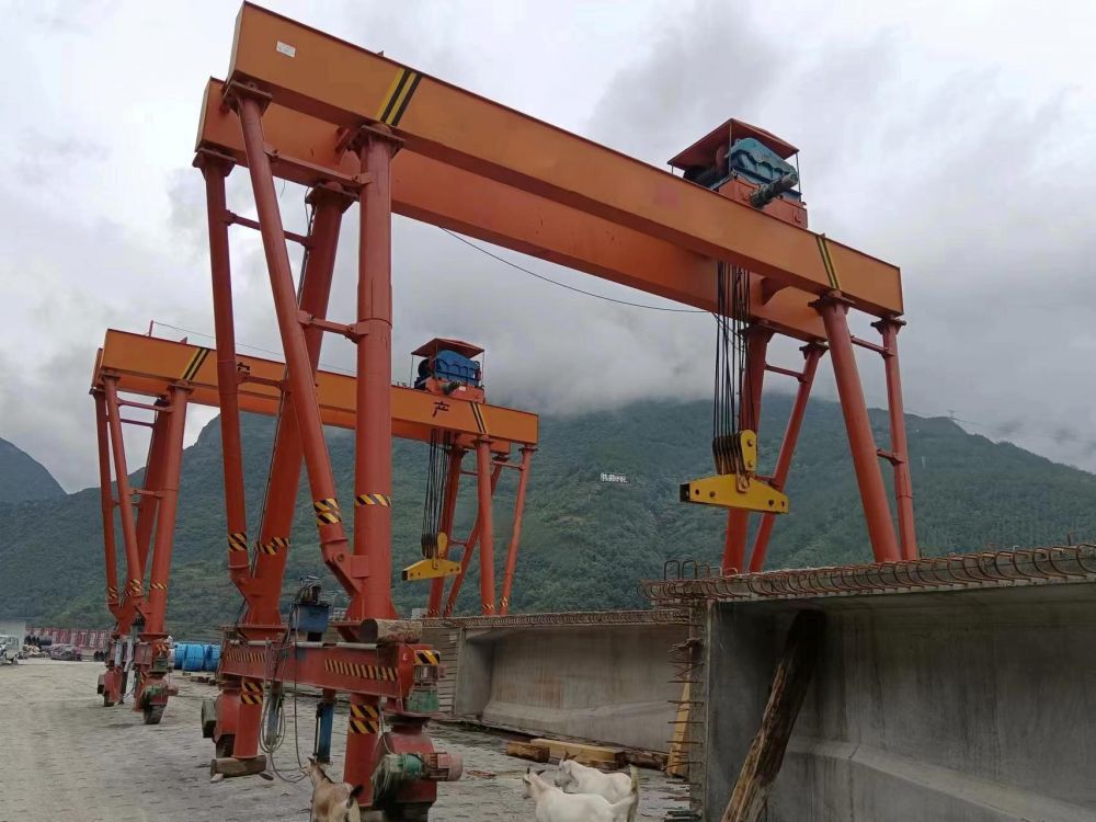 河南龍門吊、無軌自行走龍門吊、無軌提梁機廠家、價格