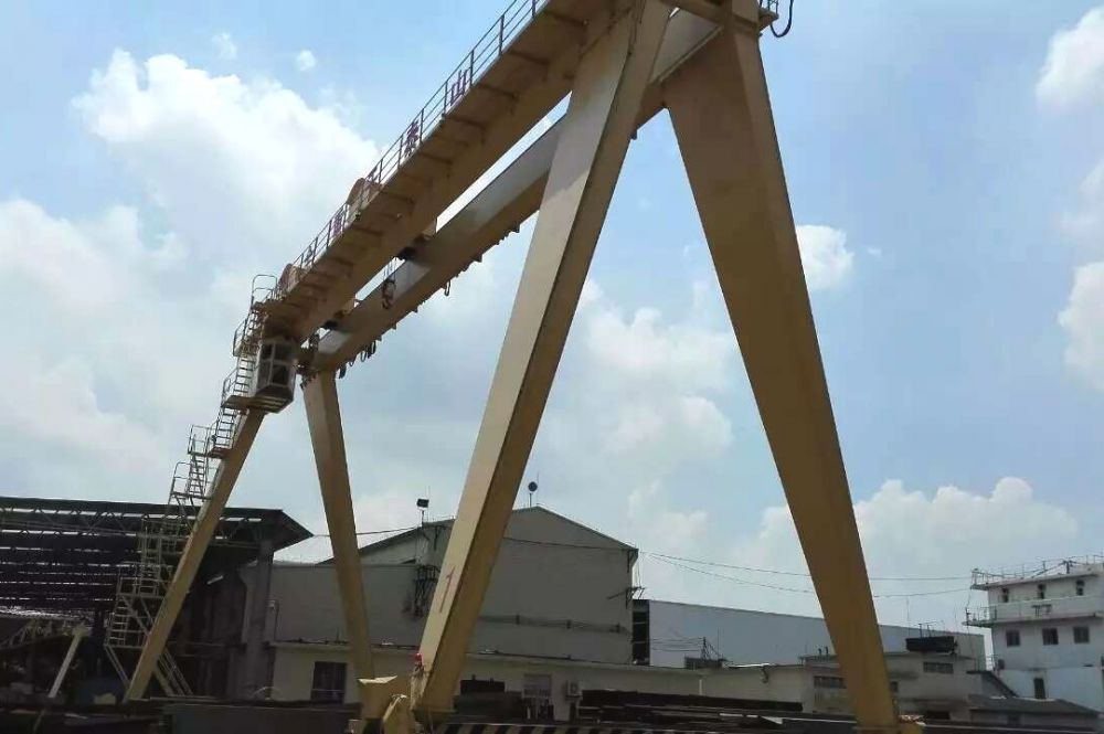 河南焦作龍門(mén)吊、ME型雙小車吊鉤門(mén)式起重機(jī)