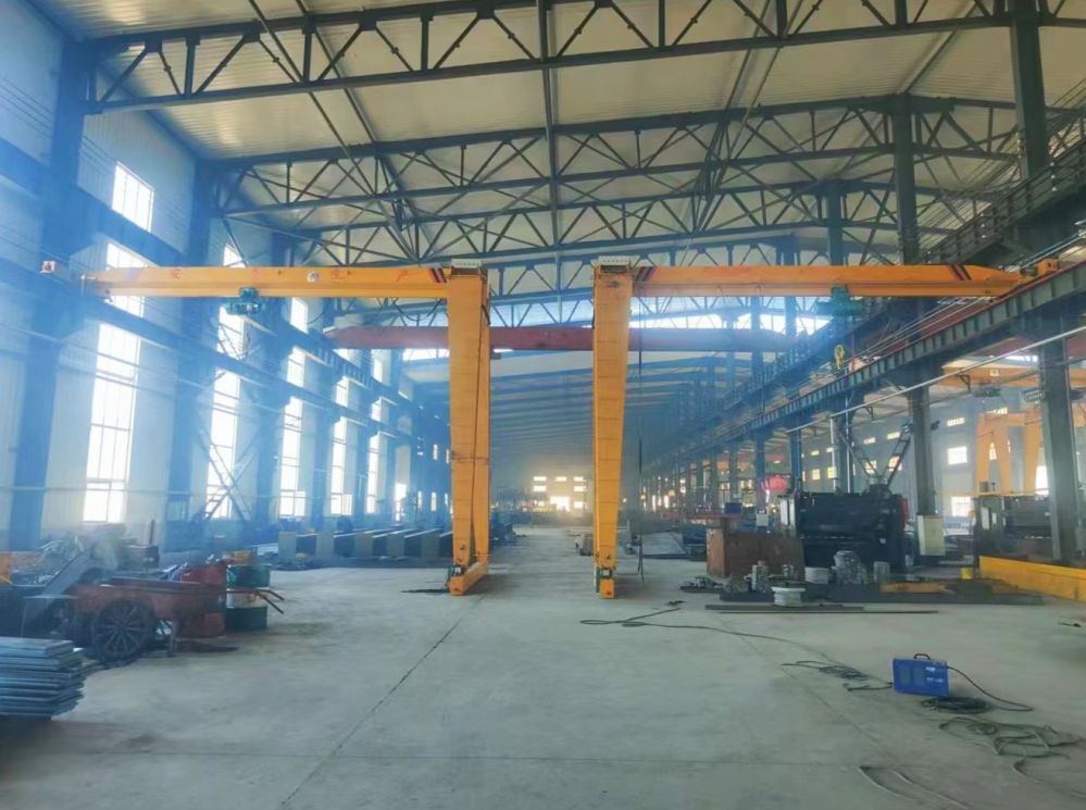 河南龍門(mén)吊廠家、BMH型半腿單梁門(mén)式起重機(jī)價(jià)格