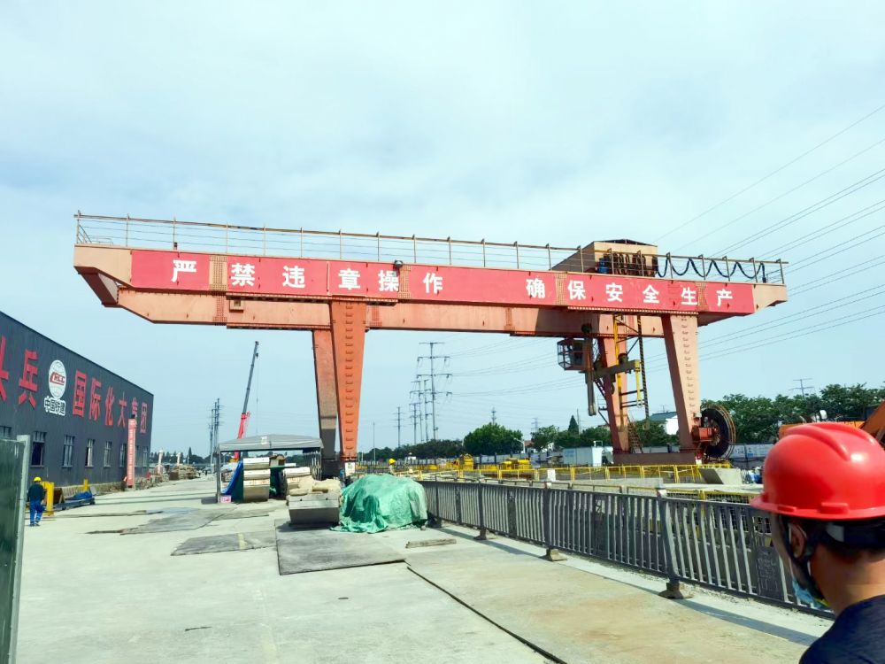 雙梁門式起重機(jī)、地鐵出渣機(jī)、工程龍門吊設(shè)計(jì)制造、安裝搬遷維修