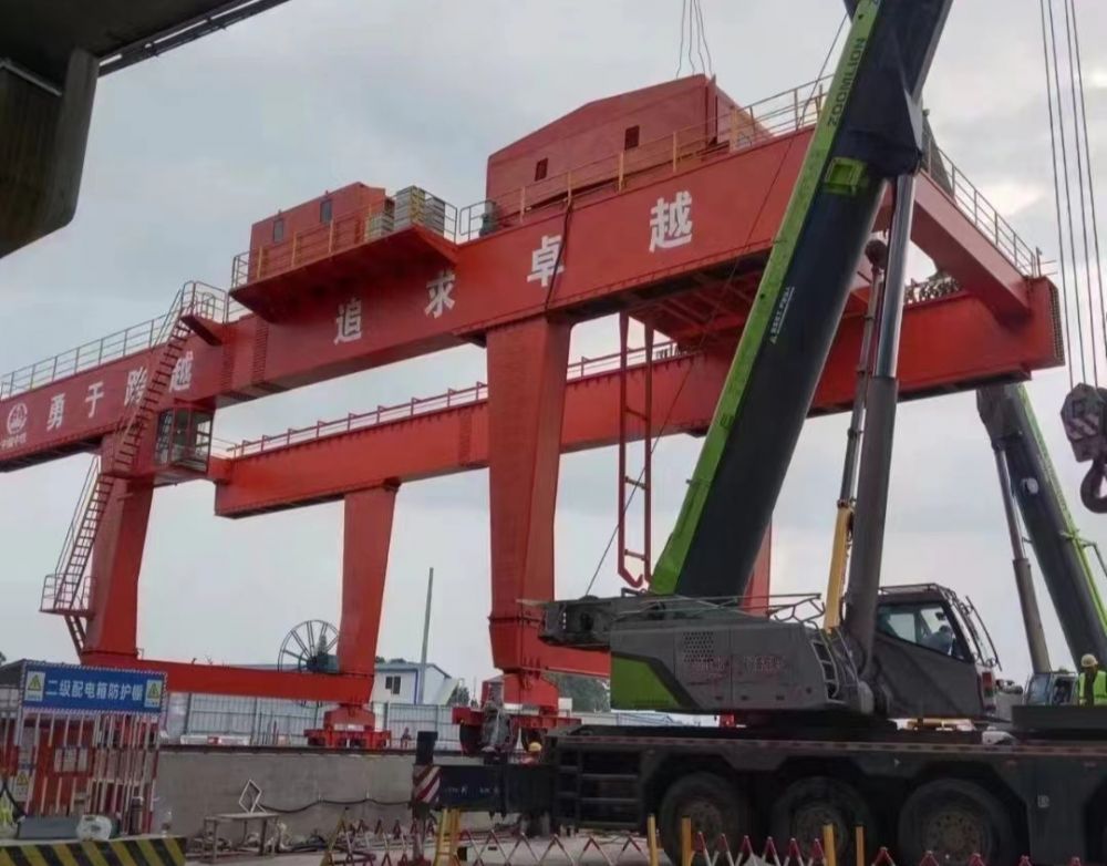地鐵出渣機(jī)、地鐵站專用門式起重機(jī)