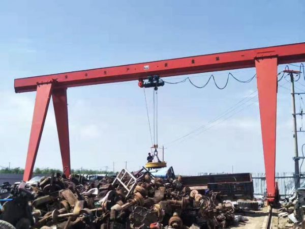 電磁吸盤龍門吊1.jpg