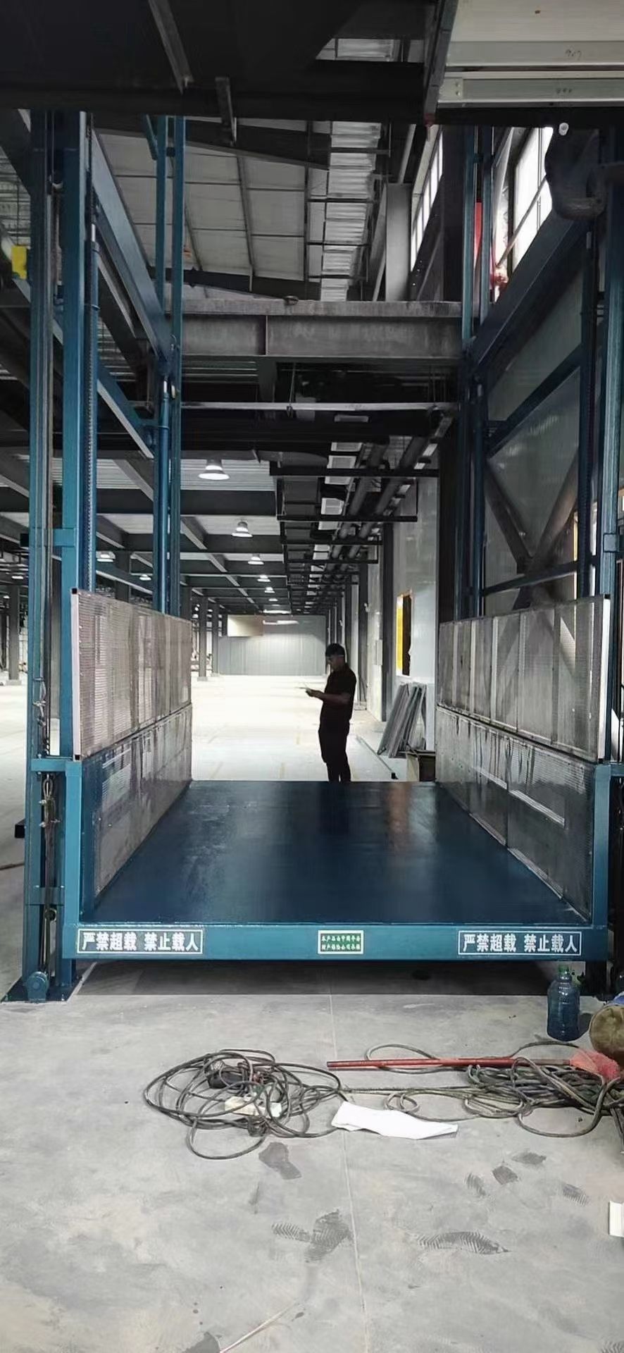 液壓貨梯  升降平臺  小龍門吊  移動式吊機