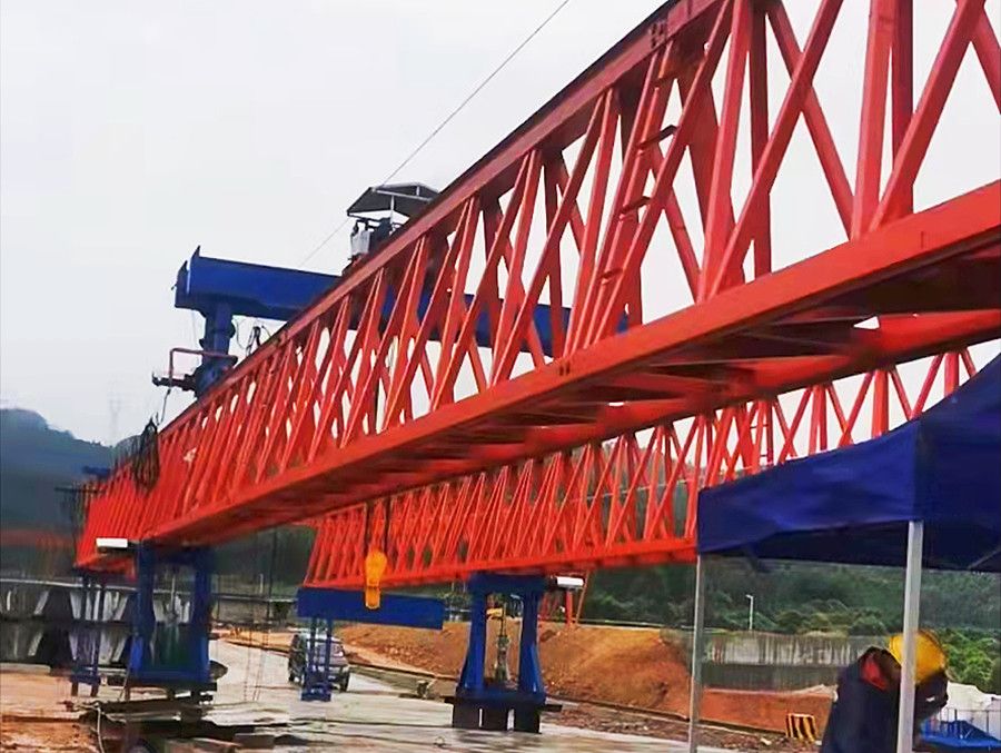 河南架橋機(jī)廠家、博利重型起重30米120噸架橋機(jī)